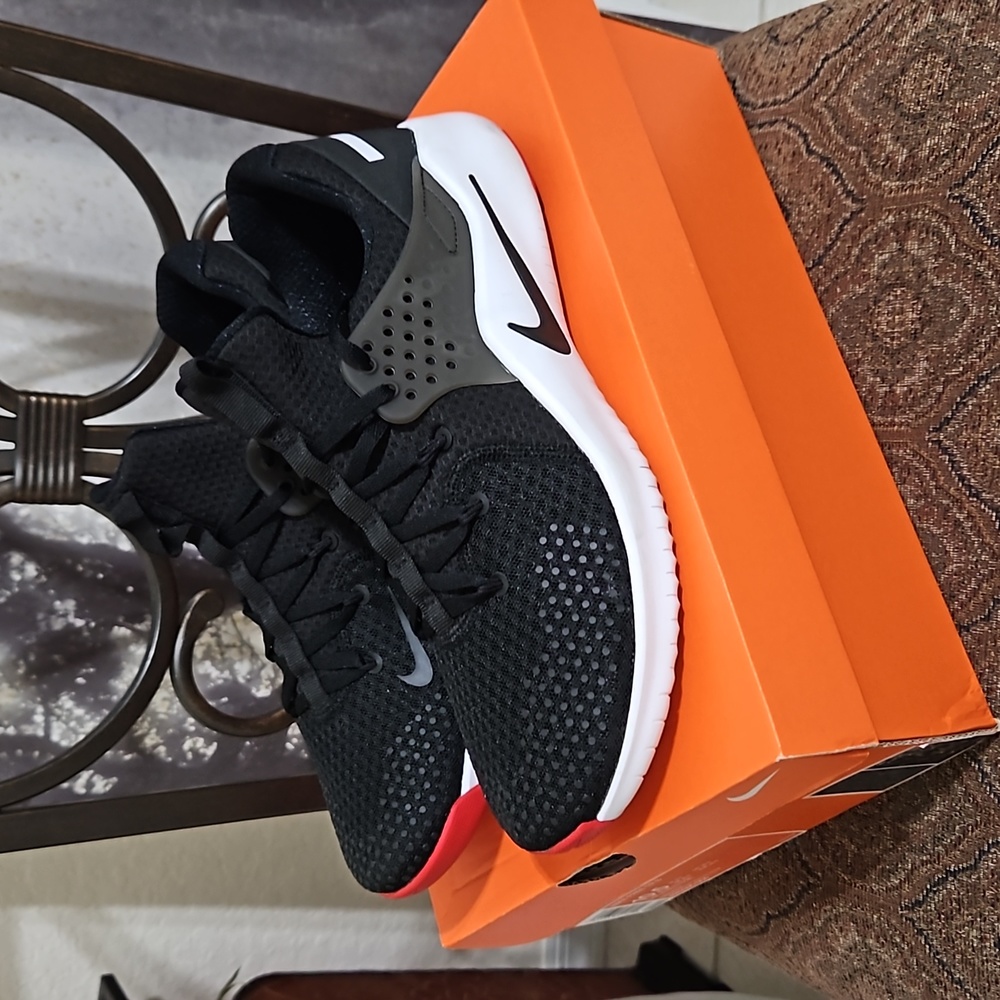 NIKE FREE TR 8 (AH9395-004) Size 10.5